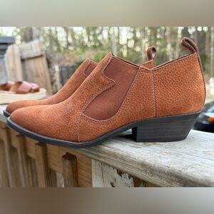 Lucky Brand Nubuck Joelle Western Chipmunk Brown Ankle Booties embossed toe Sz 7